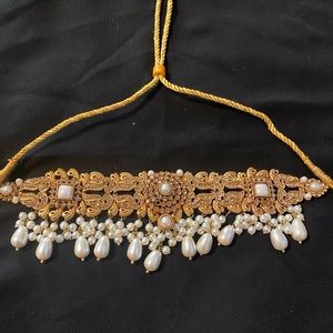 Necklace set in pearl and gold